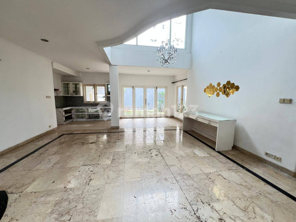 Spacious Two-Story House Near Toll Road