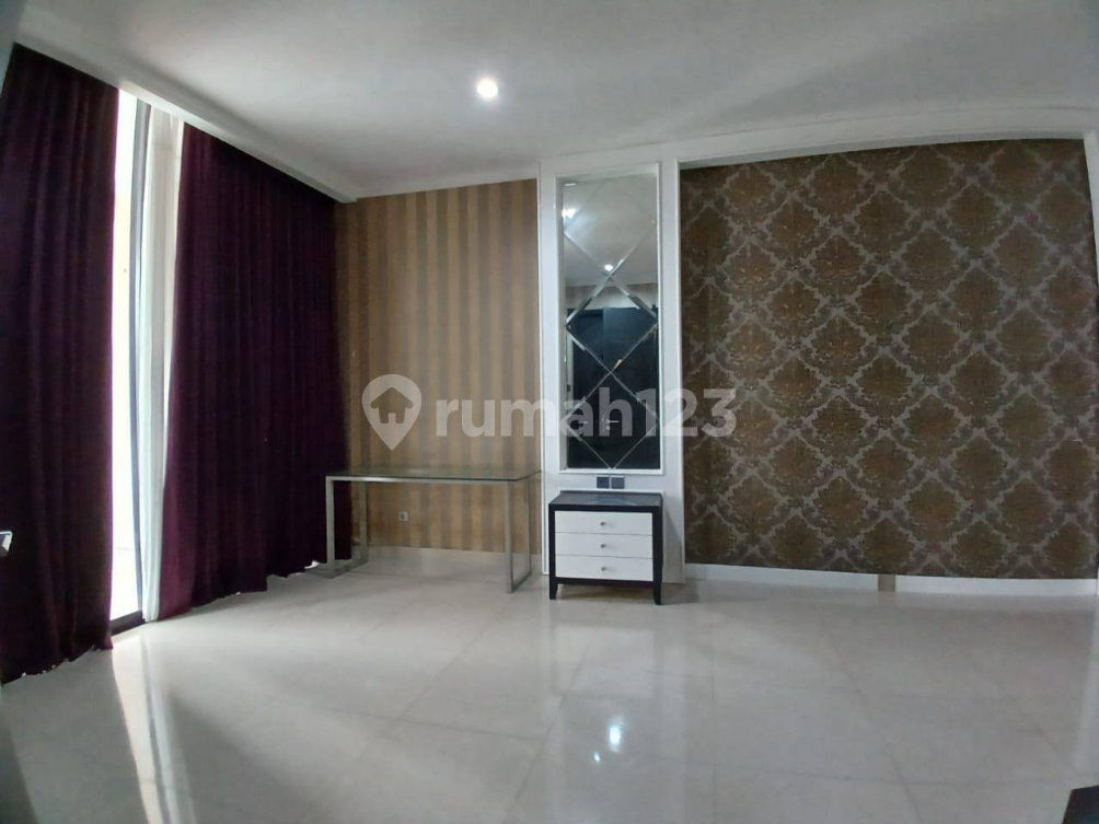 Semi-furnished House with Modern Kitchen and Balcony