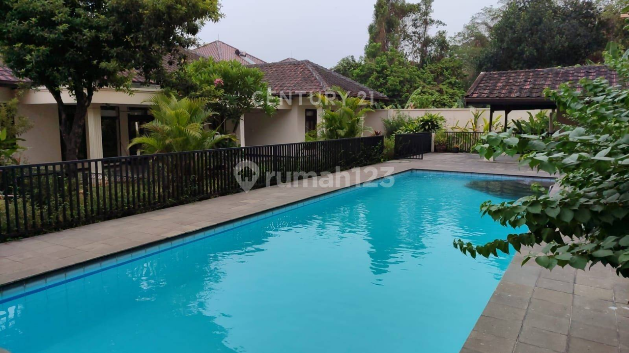 Spacious 5-Bedroom Villa with Pool and Garden