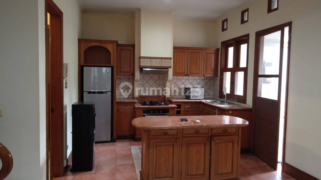 Luxurious 3-Bedroom House with Pool in Antasari