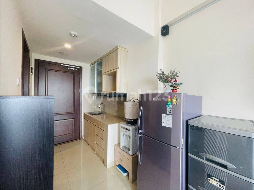 Spacious Studio Apartment with City View, High Floor