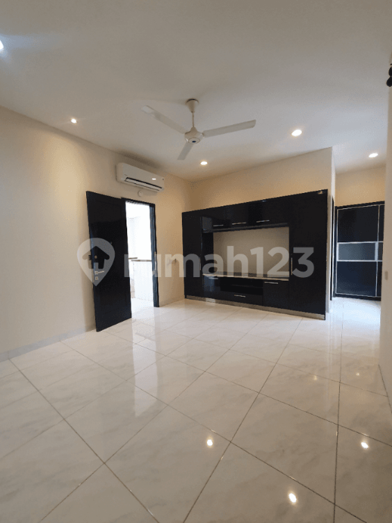 Luxurious 5-Bedroom Compound with Pool in Senopati