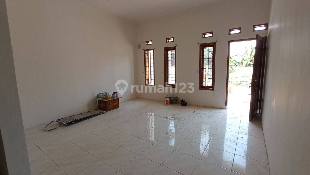 Spacious 4-Bedroom House with Garden in Cikutra