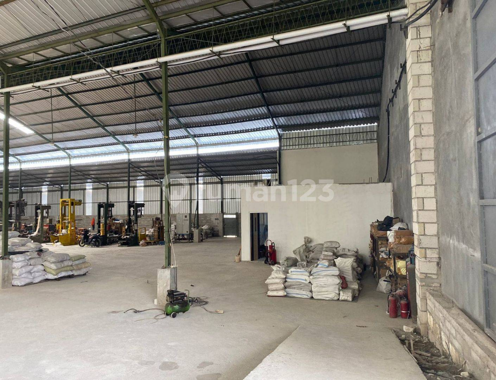Large Industrial Warehouse with Strategic Location