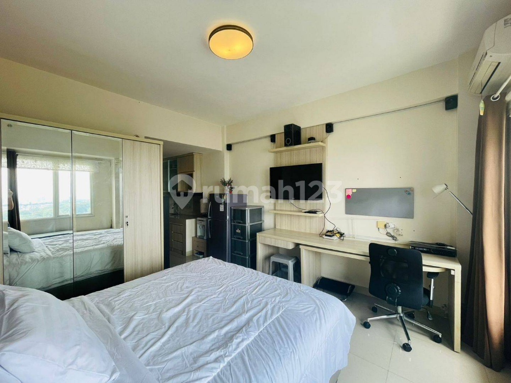 Spacious Studio Apartment with City View, High Floor