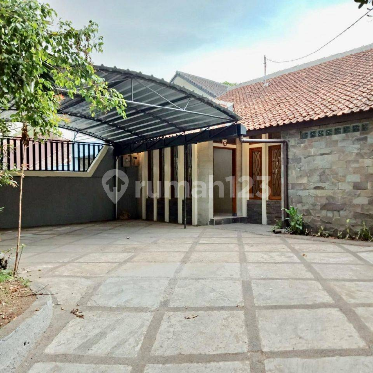 Spacious 3-Bedroom House with Large Carport Hegarmanah