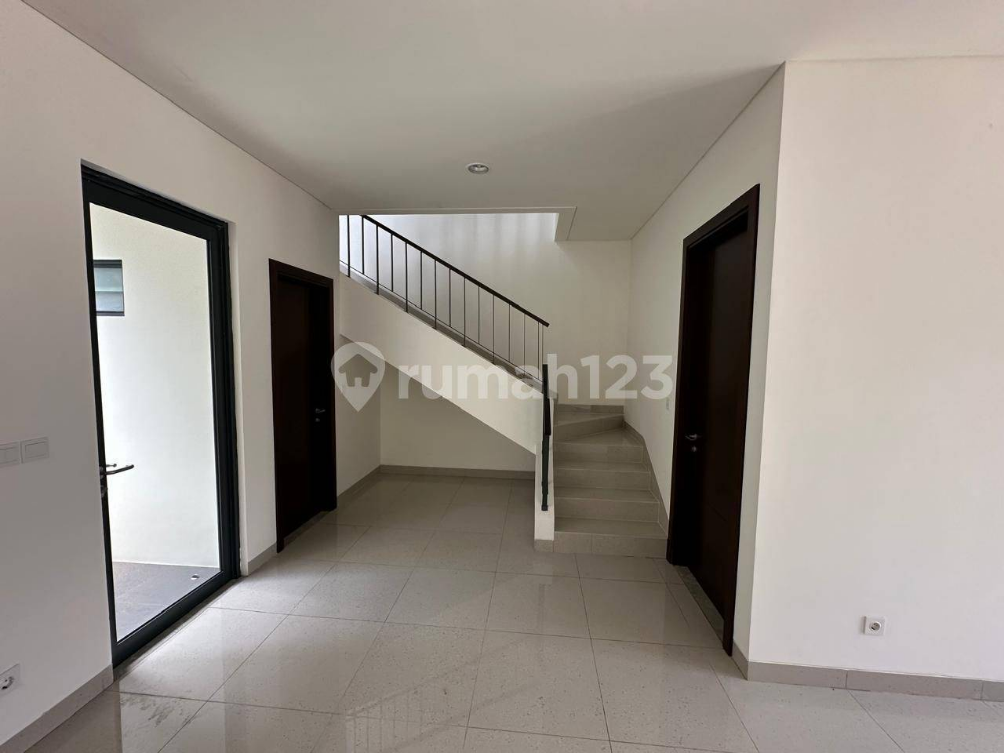 Modern Two-Story House with Garden in Podomoro
