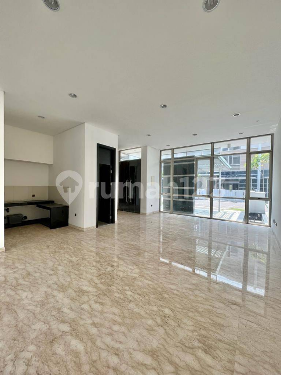 Luxurious 3-Story Golf Island Townhouse with Garden