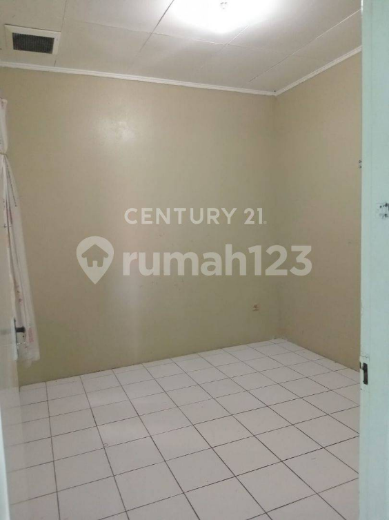 Strategic Location Near Mall and Schools