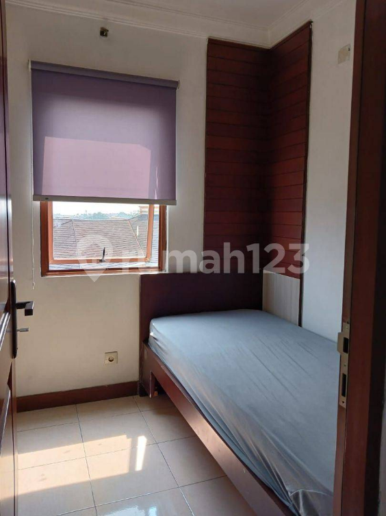Renovated 2-Bed Pool View Apartment with Kitchen