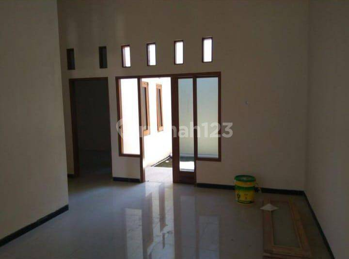 Modern 2-Bedroom House Near Airport with Carport