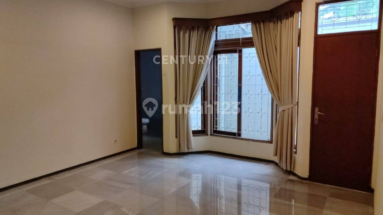Spacious 5-Bedroom Villa with Pool and Garden