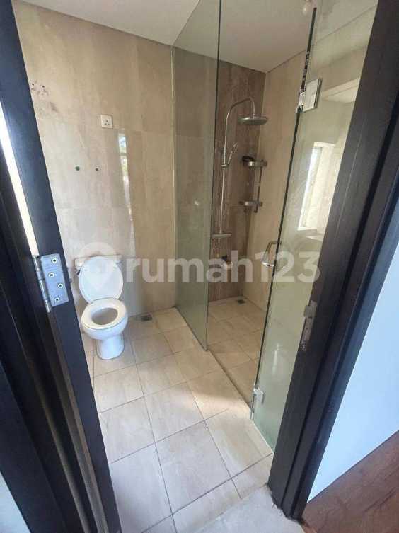 Spacious 5-Bedroom House with Garden and Carport