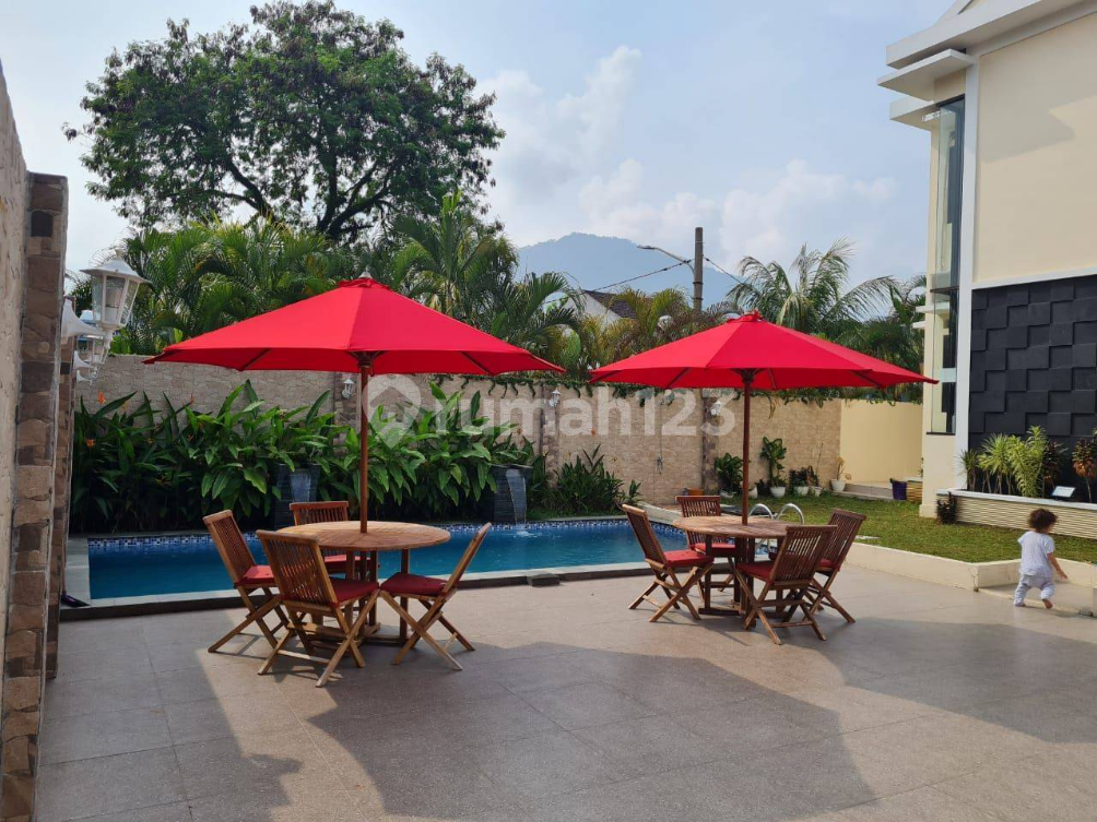 Modern House with Pool Near Schools and Malls