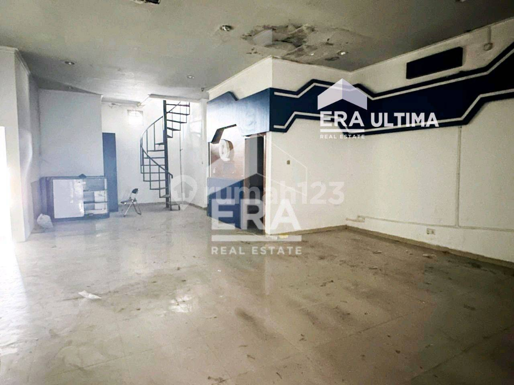 Spacious Commercial Building with Parking in Moch Toha