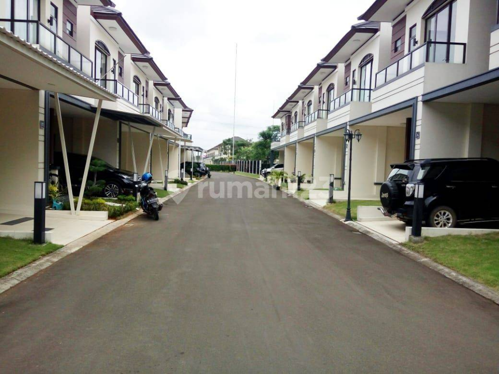 Modern Two-Story Townhouse in Quiet Residential Complex