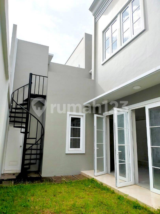 Luxurious 4-Bedroom House with Pool in Citra Garden