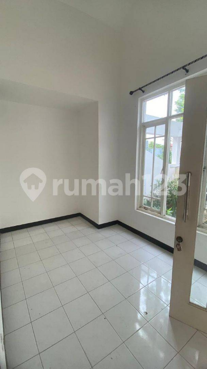Minimalist Semi-Furnished House Near Modern Market