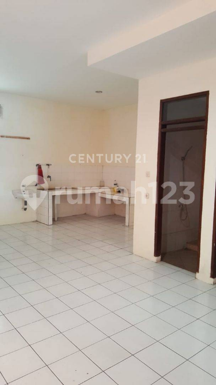 Spacious 5-bedroom house with rooftop terrace