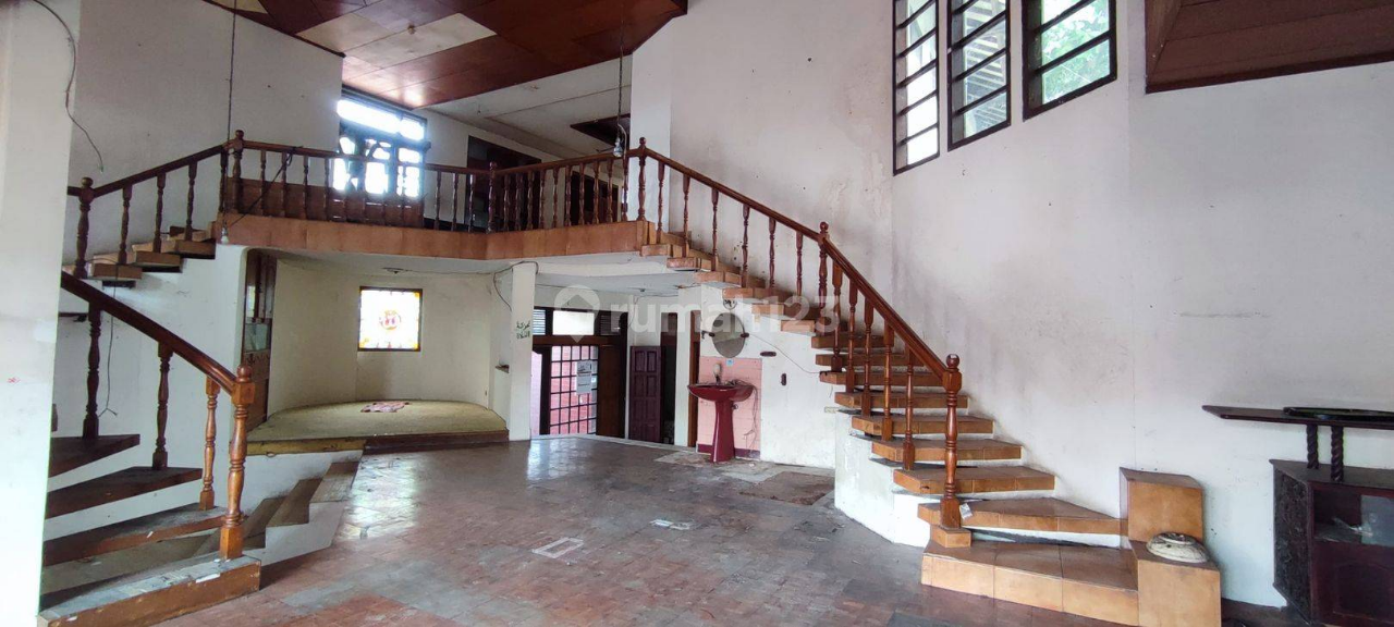 Large 8-Bedroom House with Garage in Bandung