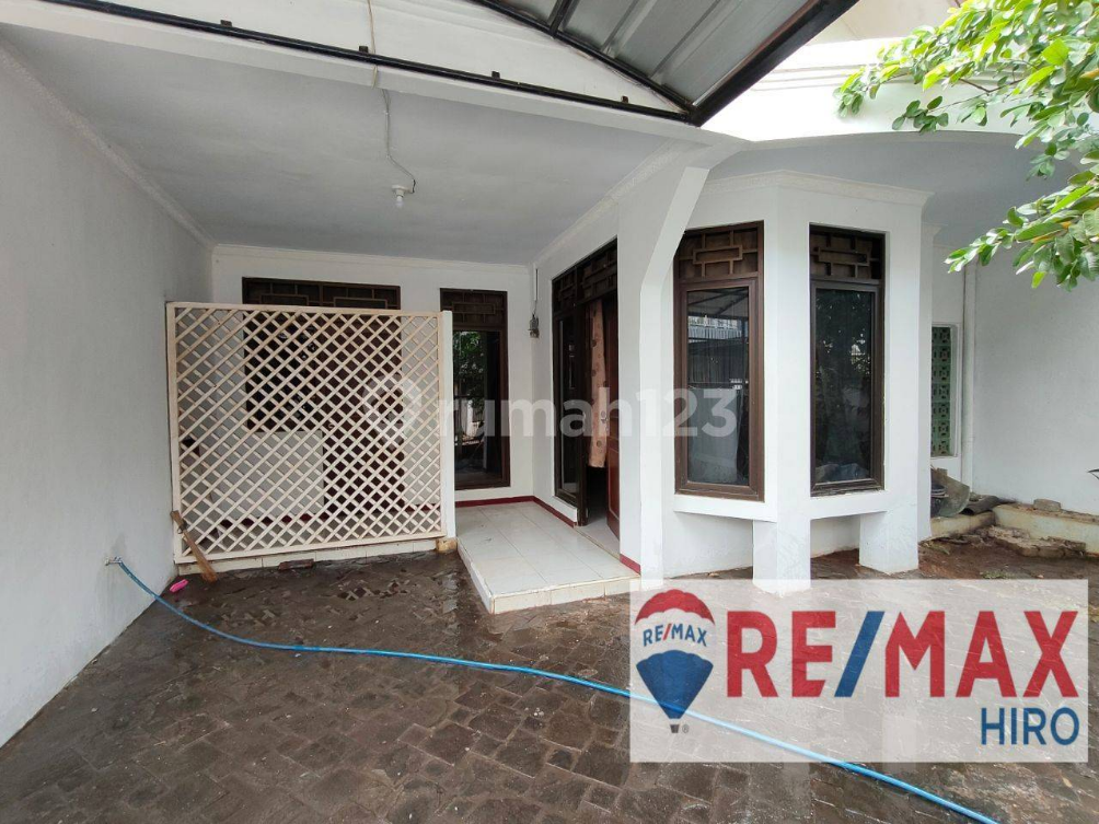 Modern House with AC Near LRT Station