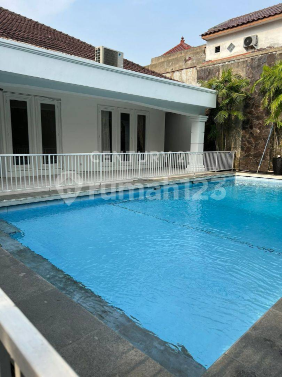 Spacious One-Story House with Pool in Cipete