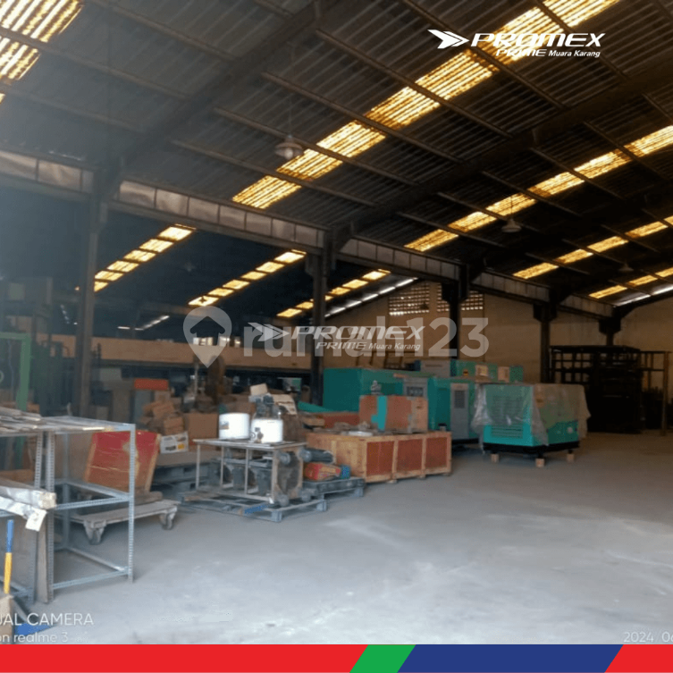 Spacious Industrial Warehouse with 2000m² Storage Space