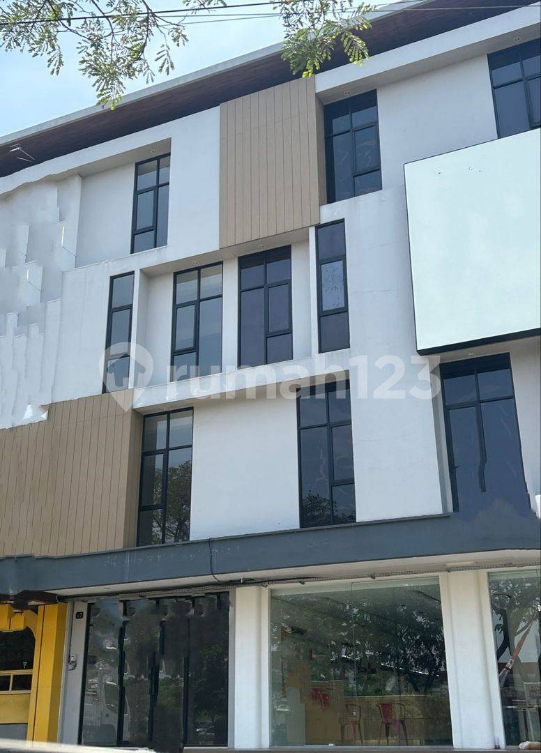 Modern 4-Story Commercial Building Near Merr