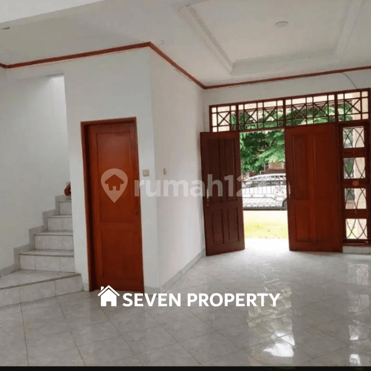 Spacious Townhouse Near Cibubur Toll Access