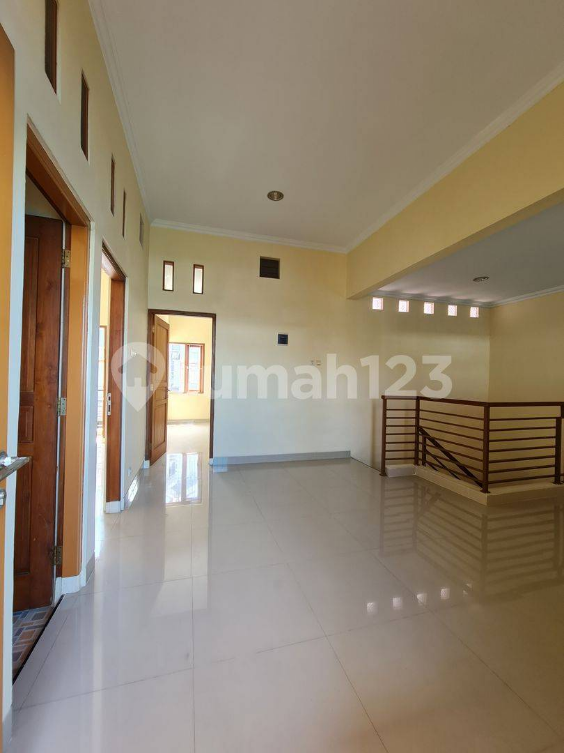 Spacious 6-Bedroom House with Garden in Solo