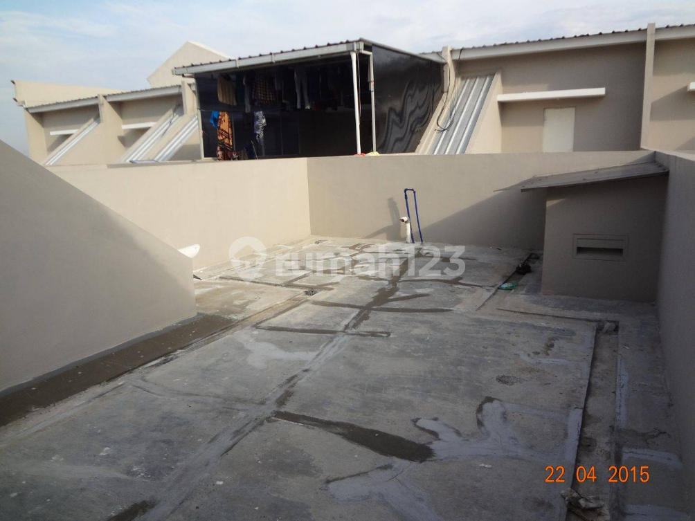Strategically Located 3.5-Story Ruko with 3 Bathrooms