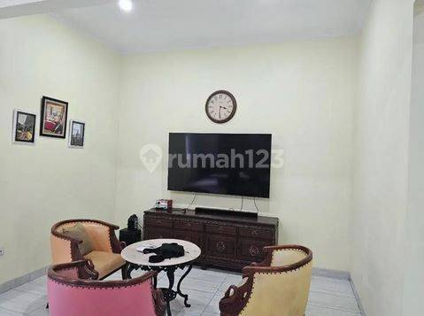 Classic House with 5 Bedrooms in Cibubur