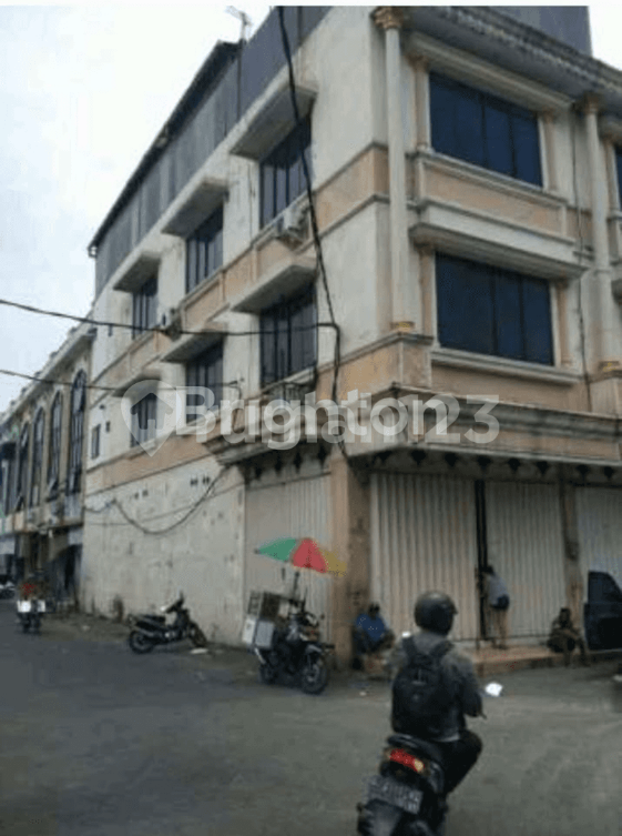 Large Commercial Space with 3.5 Floors in Kenjeran