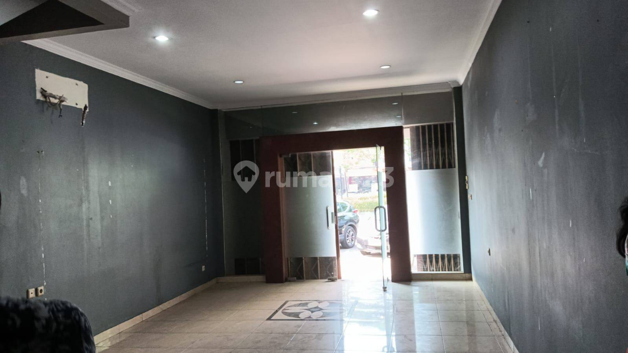 Commercial Shophouse with Large Parking Space