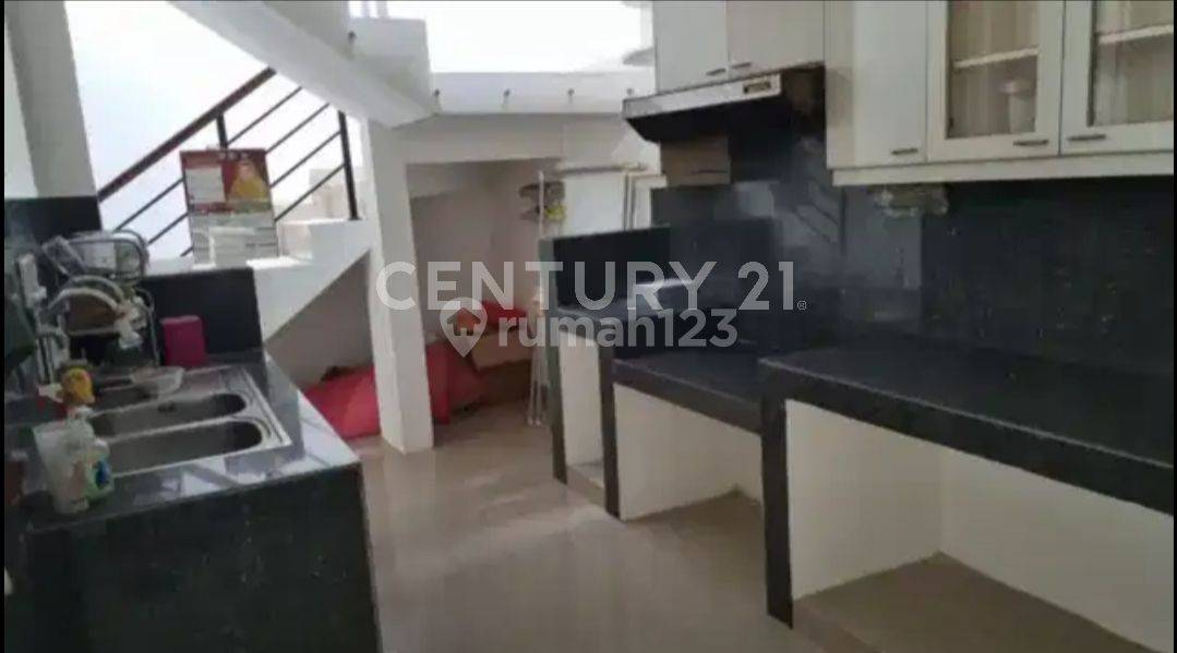 Spacious Two-Story House with 4 Bedrooms in Rawamangun