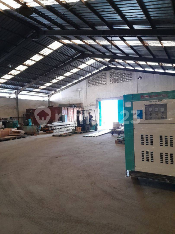 Large Industrial Warehouse with Container Access