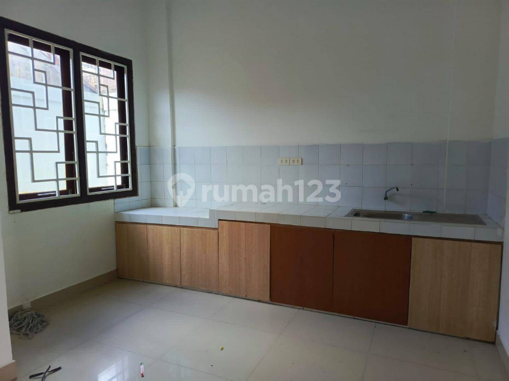 Modern Townhouse Near Mall with Security