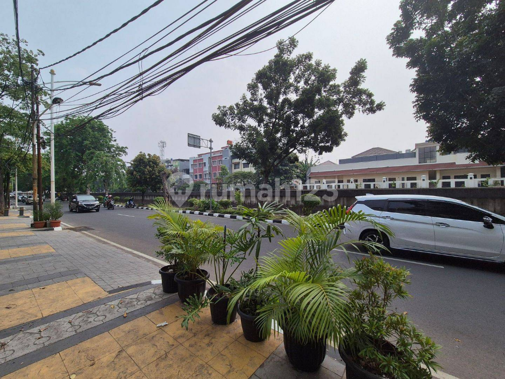 Strategic Commercial Space Near Local Landmarks