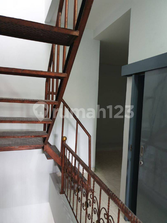 Modern Townhouse with Designer Staircase and AC