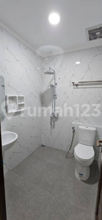 Spacious Two-Story House Near Bintaro Business Center