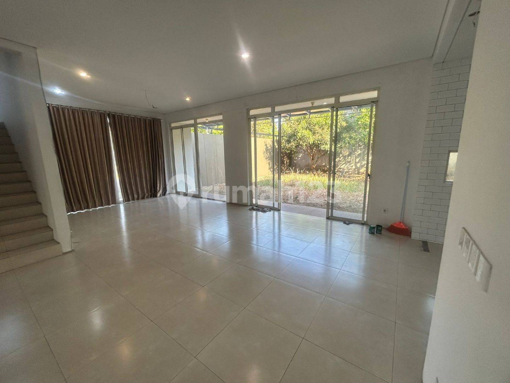 Spacious 5-Bedroom House with Garden and Carport