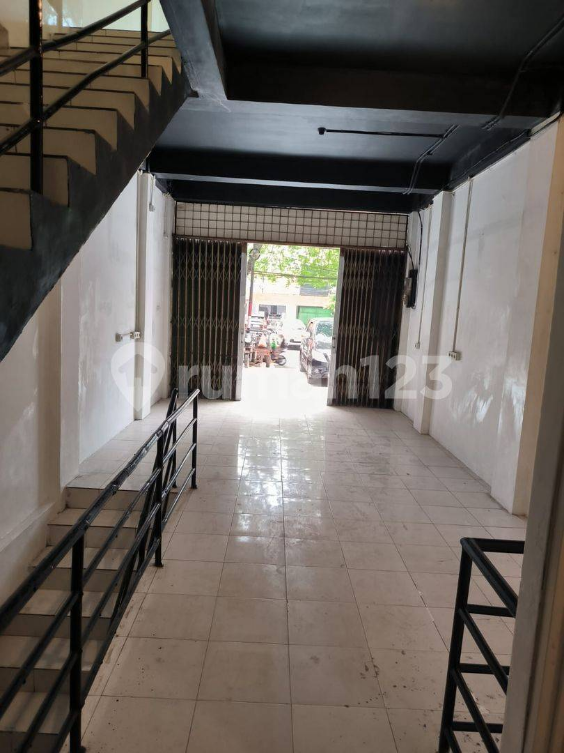 Strategic 3-Floor Commercial Building with Basement in Gandaria