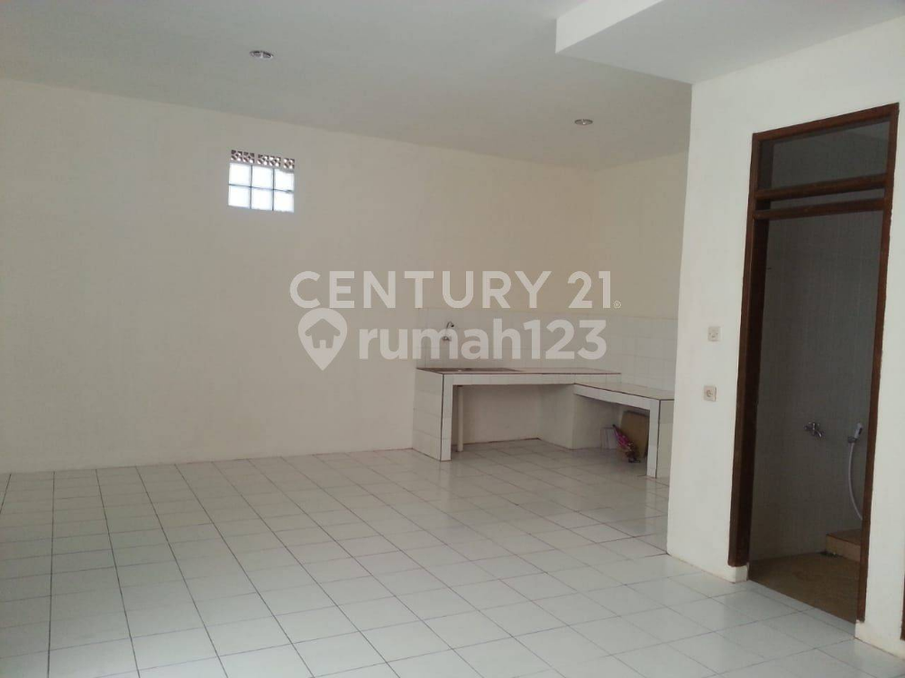 Spacious 5-bedroom house with rooftop terrace