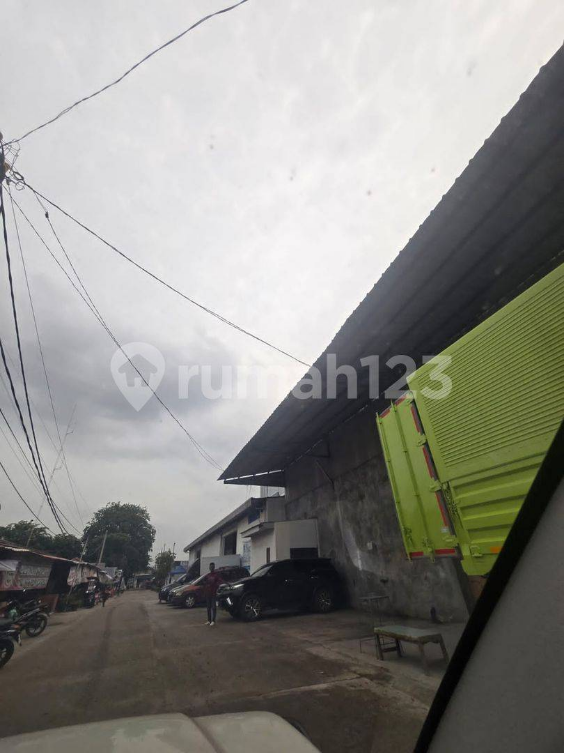 Spacious Warehouse Ready for Container Access