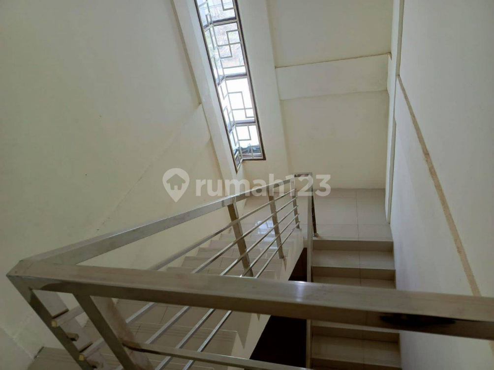 Modern Townhouse Near Mall with Security
