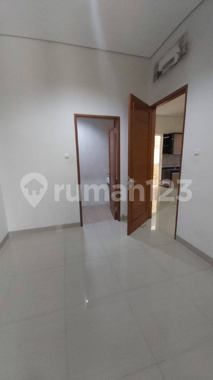 Large 3-Story House with 6 Bedrooms in Muara Karang