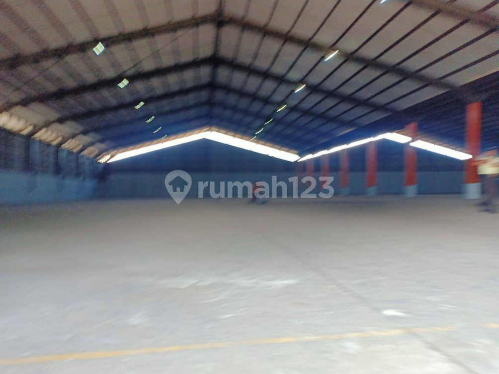 Large Industrial Warehouse with Container Access