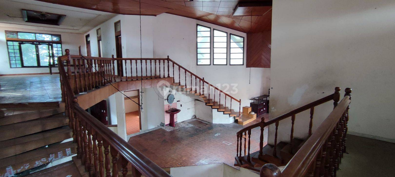 Large 8-Bedroom House with Garage in Bandung