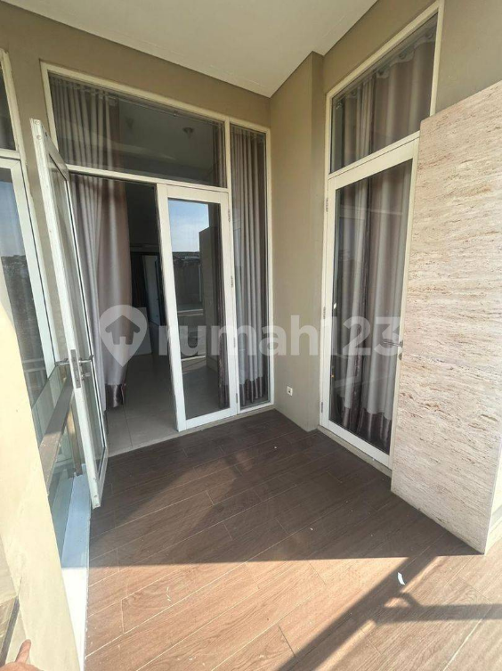 Spacious 5-Bedroom House with Garden and Carport