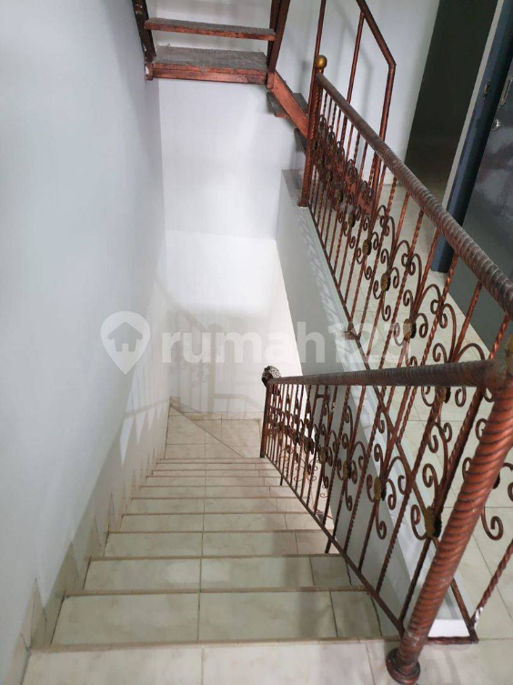 Modern Townhouse with Designer Staircase and AC